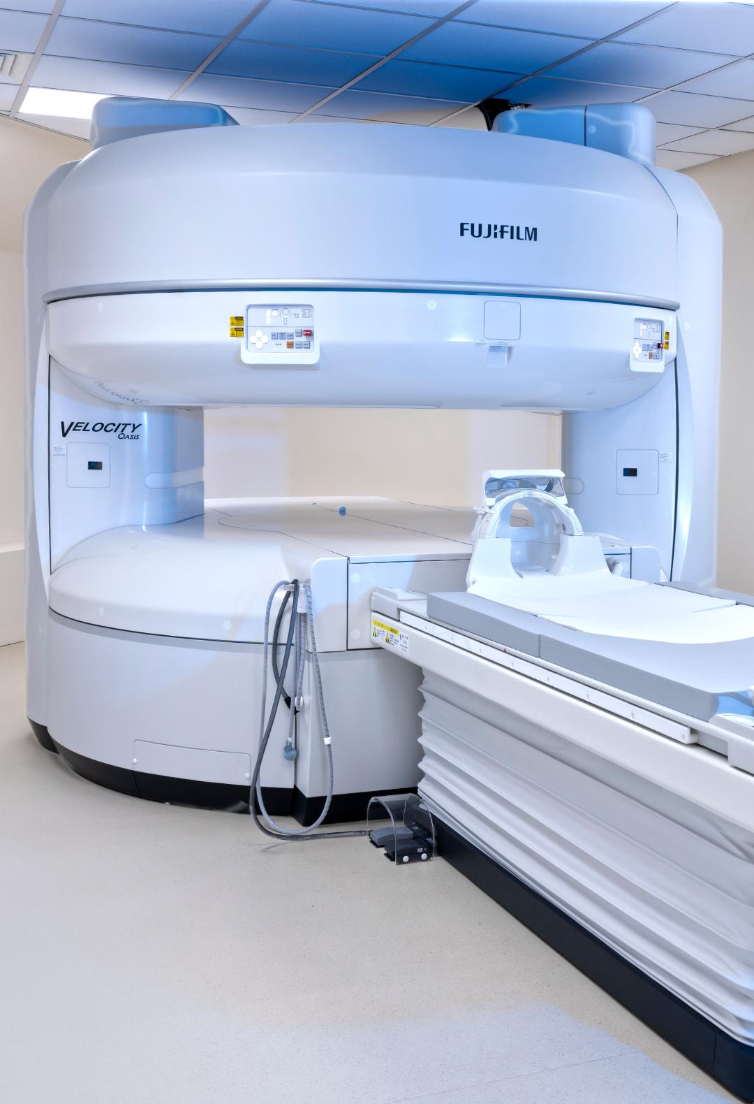 Open MRI scanner at VisitHealth – the most powerful open MRI in the UK, featuring a completely open design with no enclosed tube, a wide frame, and a weight capacity of up to 300 kg. Suitable for all patients, it significantly reduces anxiety and eliminates feelings of claustrophobia.